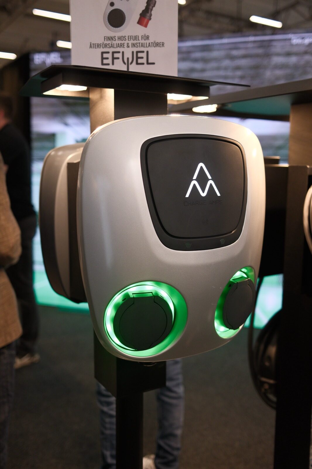 Charge Amps Aura laddbox på plats i utställningsmontern