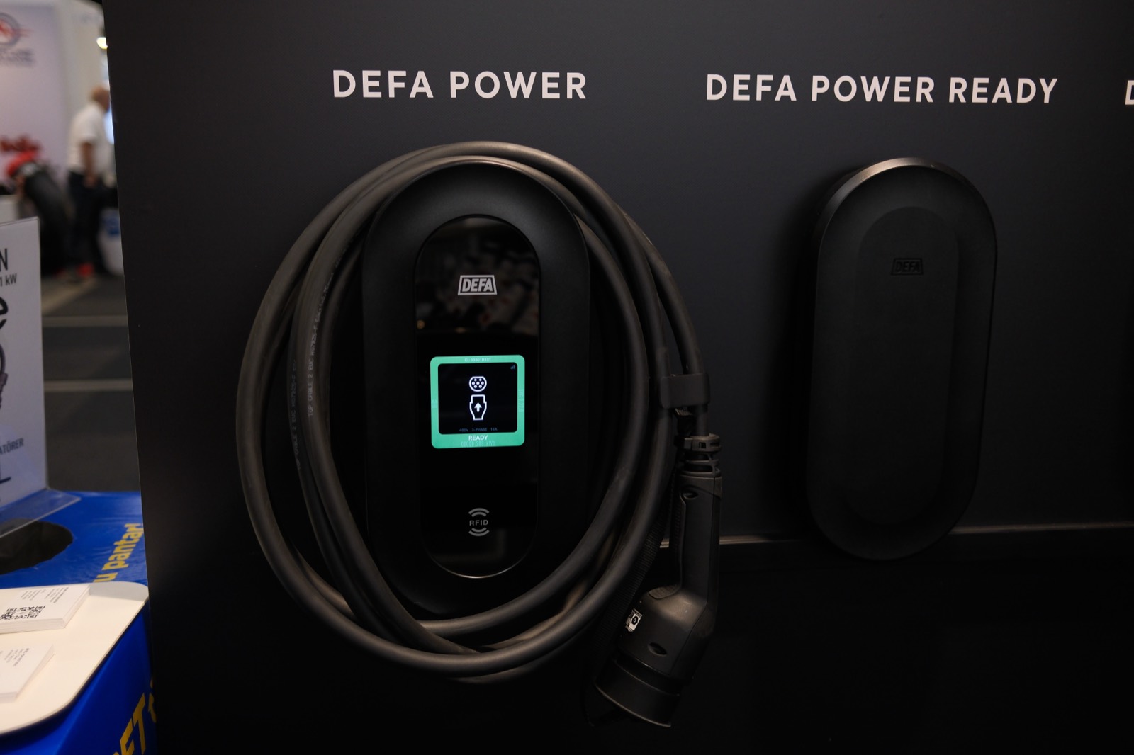 DEFA Power laddbox med display visas på elbilsevent