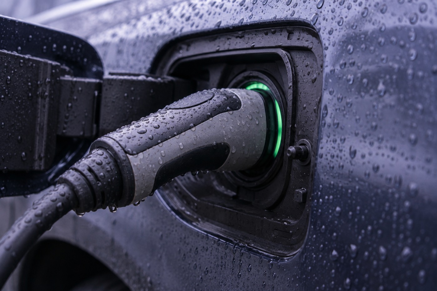 Laddkontakt sätts i laddluckan på en laddhybrid