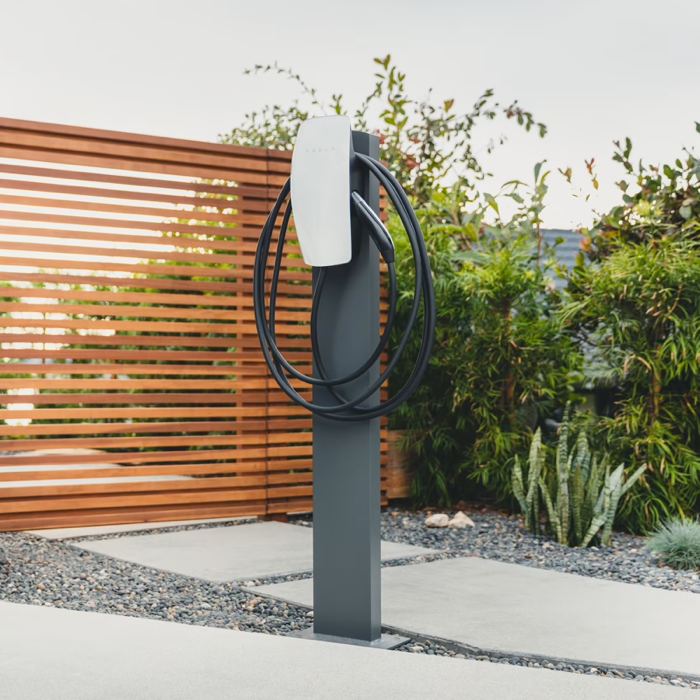 Tesla Wall Connector monterad på laddstolpe