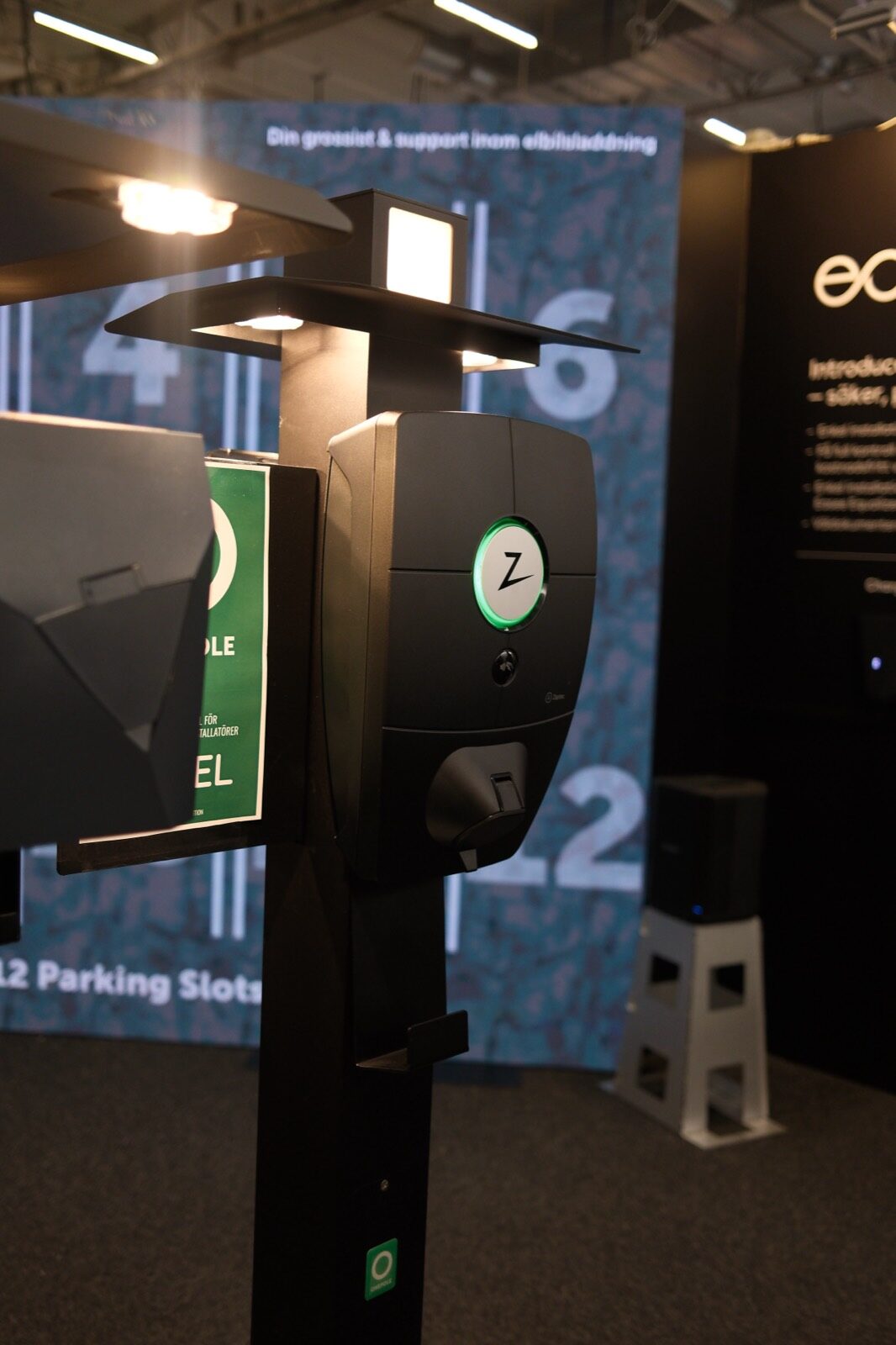 Zaptec laddbox visas upp i montern på ett elbilsevent i Stockholm