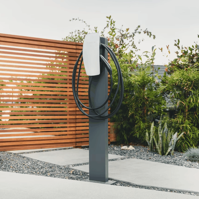 Tesla Wall Connector monterad på laddstolpe